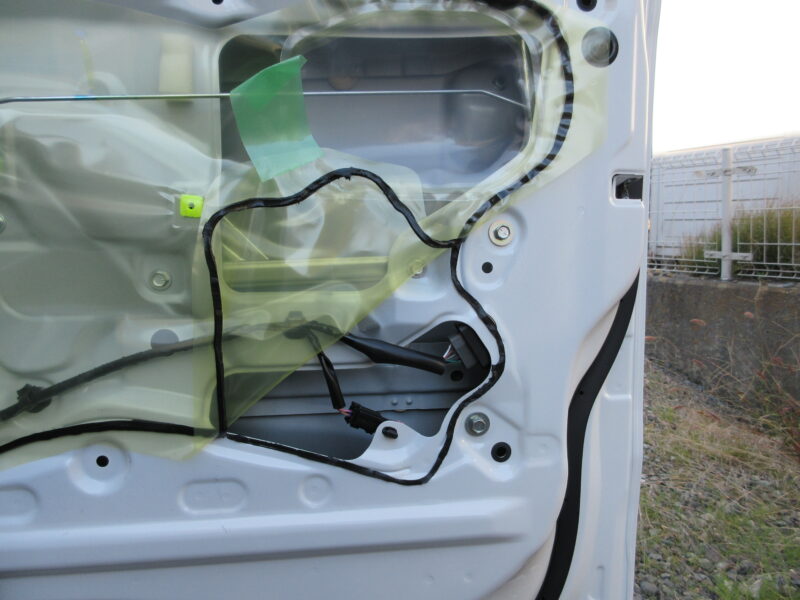 ダイハツハイゼットトラックのドア内部 防水シートの剥し方　説明画像②