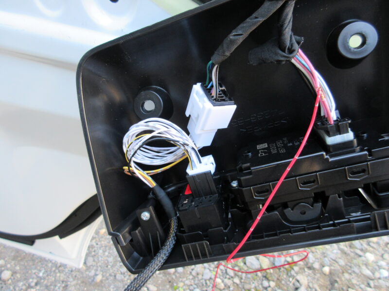 ダイハツハイゼットトラックにキーレス連動ドアミラー格納キットを取り付ける時のコネクタ接続画像