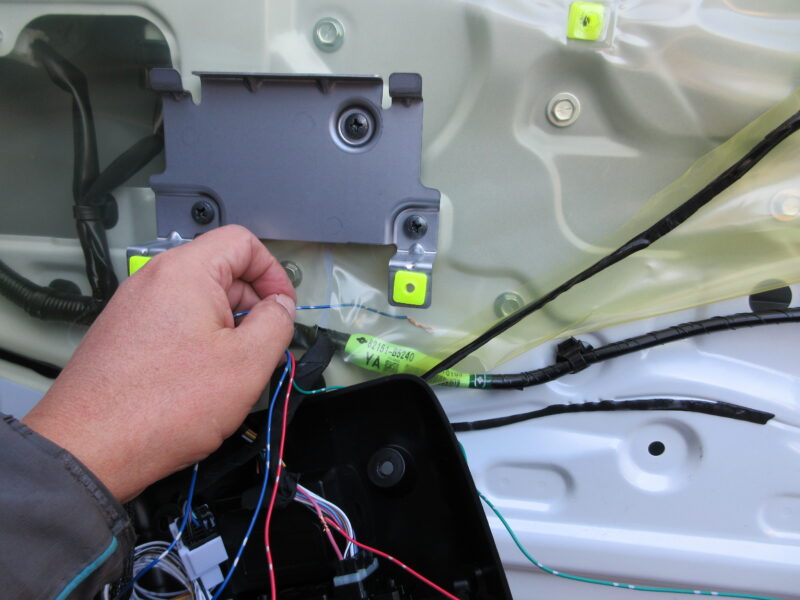 ダイハツハイゼットトラックにキーレス連動ドアミラー格納キットを取り付ける時の仕上げ配線①