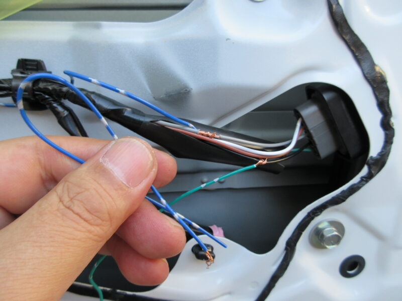 ダイハツハイゼットトラックにキーレス連動ドアミラー格納キットを取り付ける時の仕上げ配線②