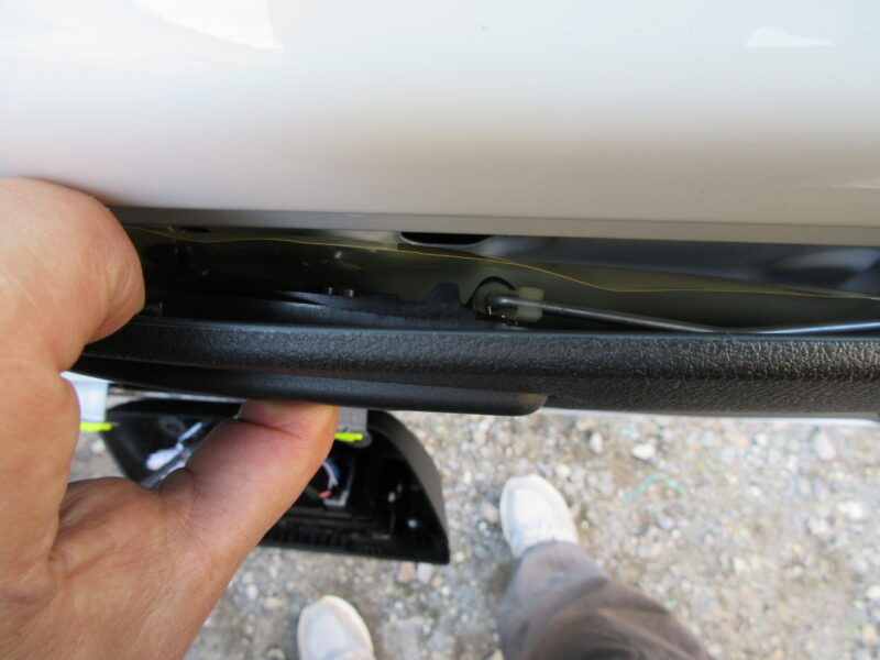 ダイハツハイゼットトラックのドア開閉レバー部の取り付け説明画像