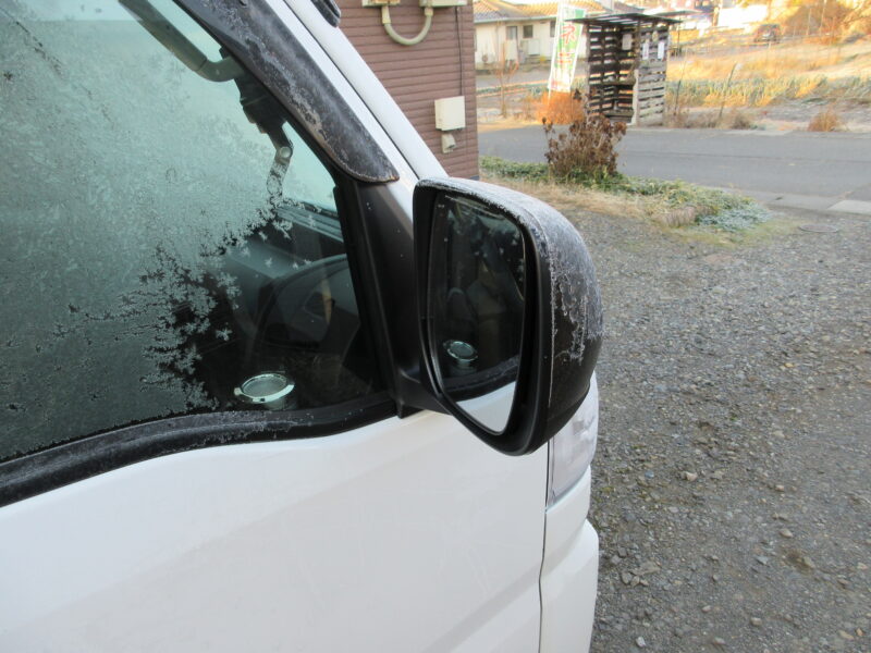 軽トラックのドアミラーをたたんで駐車していた結果、サイドミラーに霜が付きにくくなった　説明画像