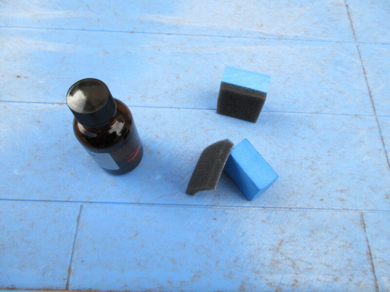 DIYでガラスコーティングを行う。
力の入れすぎなのか?スポンジが剥がれてしまった画像