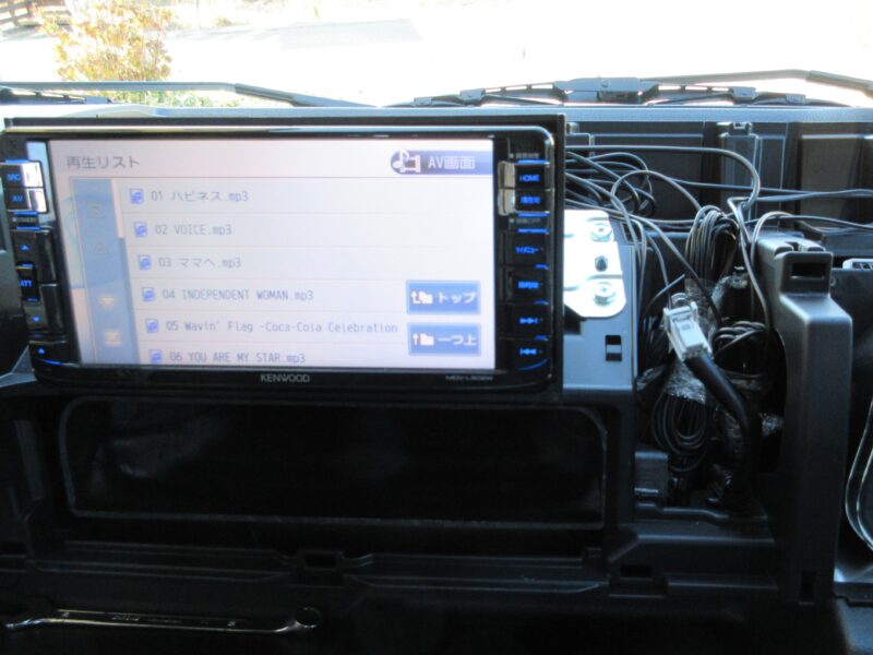 ダイハツハイゼットトラック S510P オーディオ取り付け位置と、余った配線の収納場所の説明画像