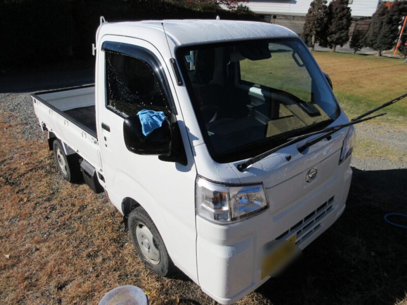 DIYでガラスコーティングを行う下準備 隅々まできれいに洗車する。