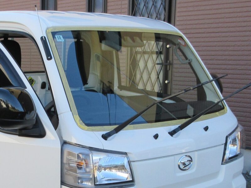 DIYでガラスコーティングを行う下準備 窓ガラスをマスキングテープなどで養生(保護)します。