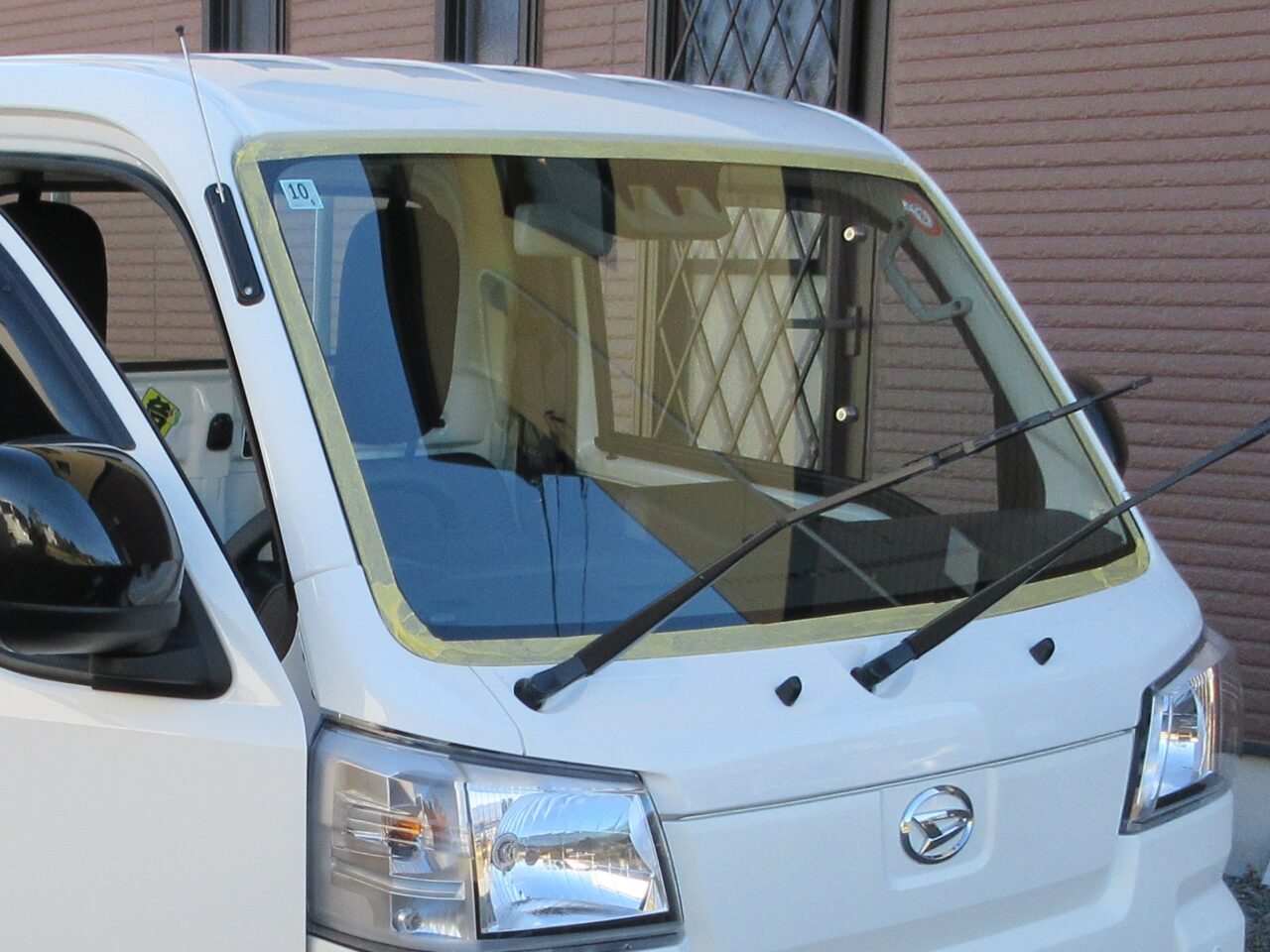 ダイハツ・ハイゼットトラックにガラスコーティングを行いました。