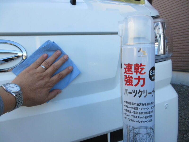 DIYでガラスコーティングを行う下準備 脱脂材を使いコーテイングする面の脱脂を行った画像