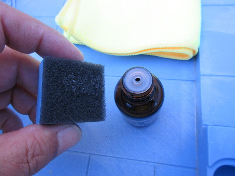 DIYでガラスコーティングを行う。
コーティング液剤を少量スポンジに含ませた画像