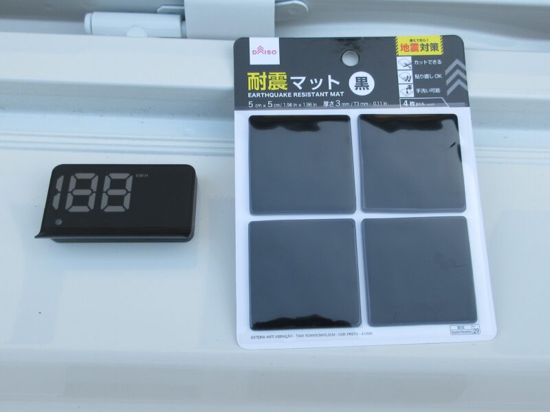 後付け可能なHUD(HED UP DISPLAY)の固定にダイソーの耐震マットを使う案の画像