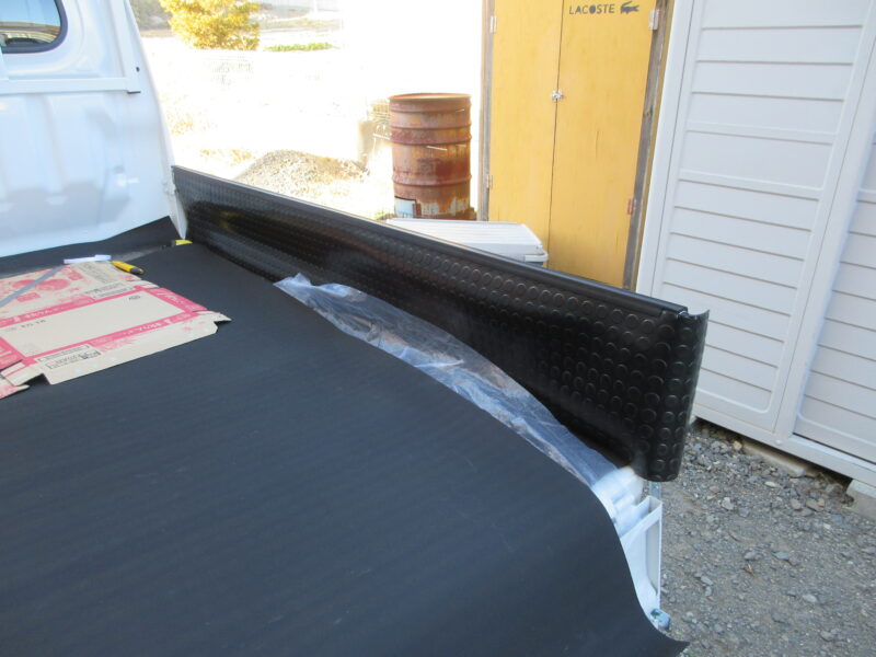 ダイハツハイゼットトラック（軽トラック）の、アオリ内側保護のためにゴムマットを取り付け　ゴムマットの仮取り付け画像