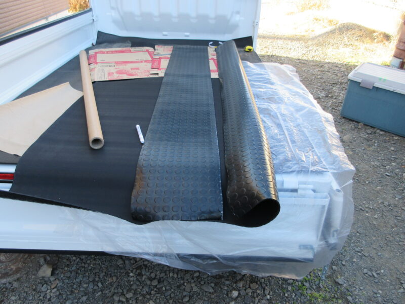 ダイハツハイゼットトラック（軽トラック）の、アオリ内側保護のためにゴムマットを取り付け　ゴムマットの切断画像