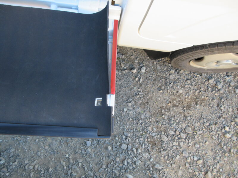 ダイハツハイゼットトラック（軽トラック）の、アオリ内側保護のためにゴムマットを取り付け　アオリ前方の加工部説明画像