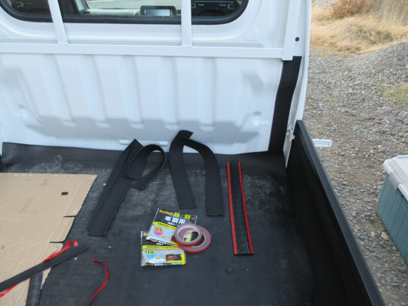 ダイハツハイゼットトラック（軽トラック）の、アオリ内側保護のためにゴムマットを取り付け　キャビン後部にゴムマットを取り付けている画像
