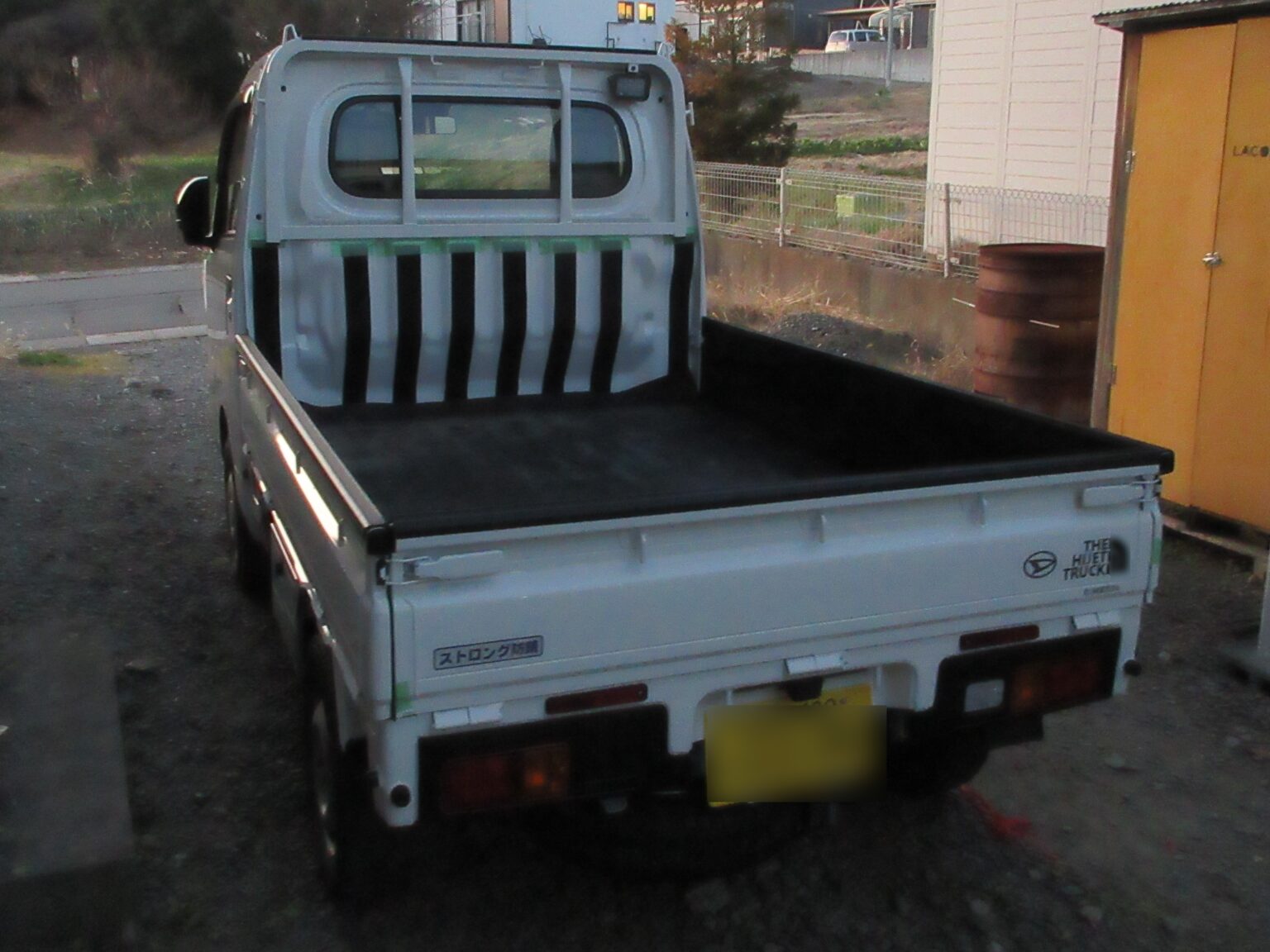 ダイハツ ハイゼットトラックの荷台内側の保護のためにゴムシートを取り付けた画像