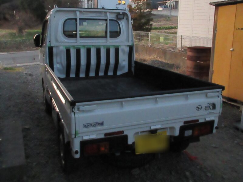 ダイハツハイゼットトラック（軽トラック）の、アオリ内側保護のためにゴムマットを取り付け　一旦終了した画像