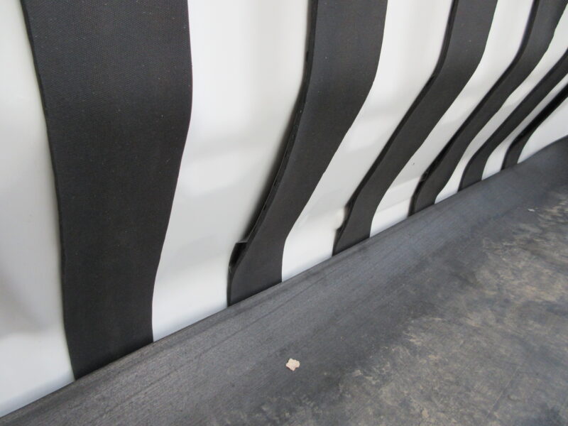 ダイハツハイゼットトラック（軽トラック）の、アオリ内側保護のためにゴムマットを取り付け　キャビン後部の保護マットが剥がれてしまった画像