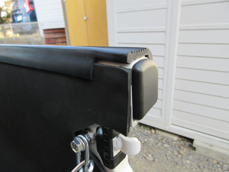 ダイハツハイゼットトラック（軽トラック）の、アオリ内側保護のためにゴムマットを取り付け　後部の加工説明画像