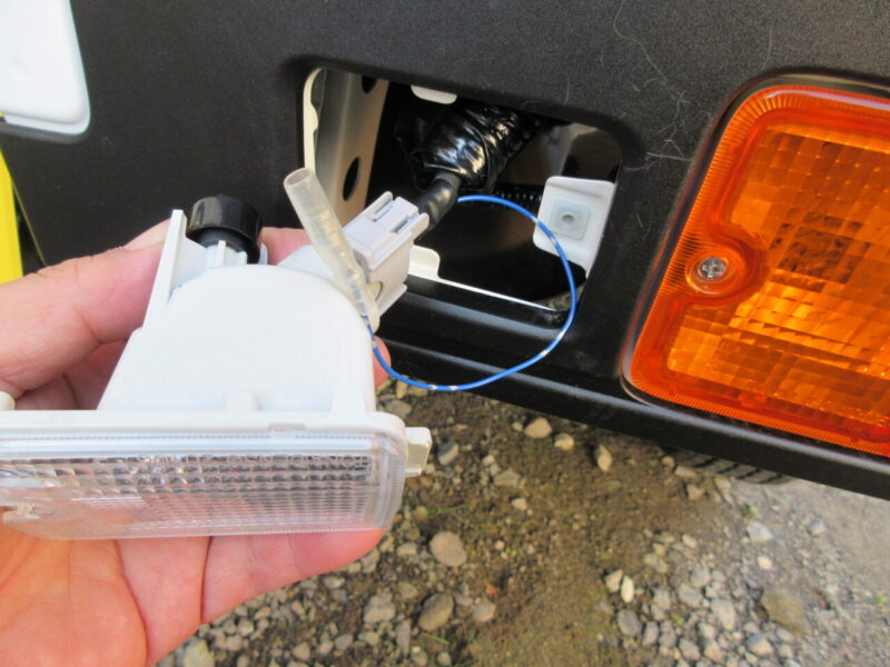 ハイゼットトラックS510Pにバックカメラを取り付け。バックカメラのプラス電線を分岐させた画像