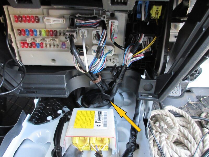 ハイゼットトラックS510Pにバックカメラを取り付け配線経路説明画像　元の配線位置説明