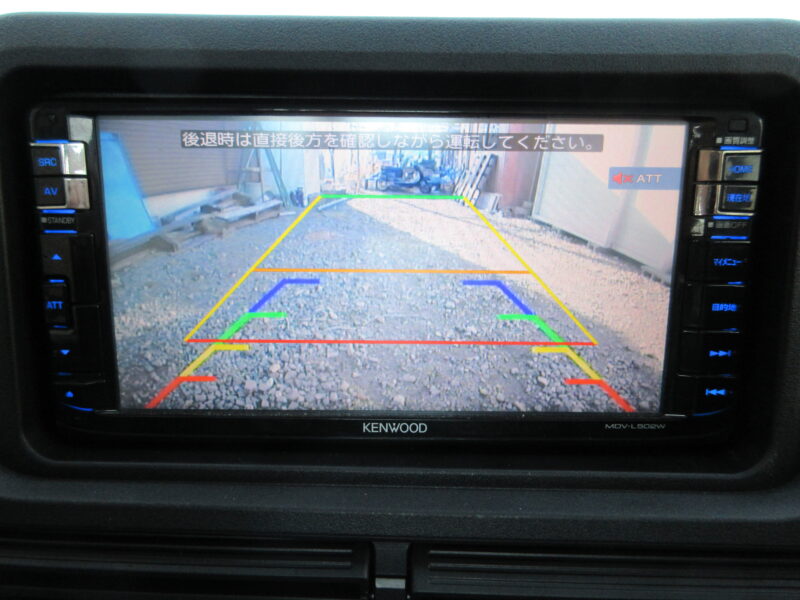ナビゲーション付きオーディオに、バックカメラの映像を映した画像 真後ろを向いてつけられているように見えます。