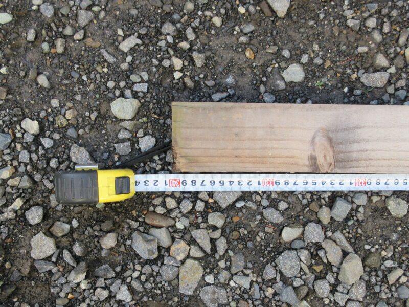 軽トラックのバックカメラを調整するために、軽自動車1台分の大きさに地面に目印をした画像 寸法説明