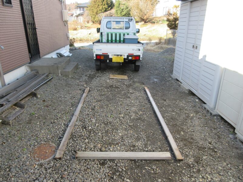 軽トラックのバックカメラを調整するために、軽自動車1台分の大きさに地面に目印をした画像