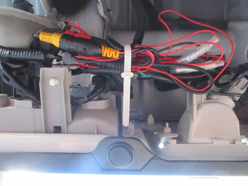 ハイゼットトラックS510Pにバックカメラを取り付け　余った配線を結束バンドでまとめた画像