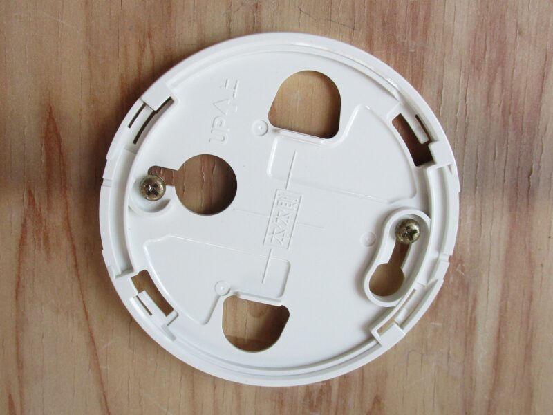 新しい火災報知器の取付け金具取付画像
