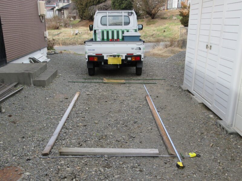 バックカメラの位置設定　車の後ろに自動車と同じ大きさの印を地面につけた画像