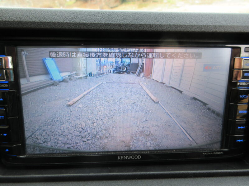 バックカメラの位置設定　車の後ろに置いた棒が、画面上では同じ曲がり具合になる位置にカメラ取付角度を調整