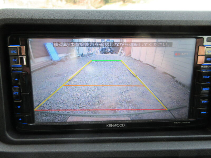バックカメラの位置設定　調整完了のモニター画像。　カメラ位置がナンバー灯の横にあるためガイド線はモニターの中心にはなりません。