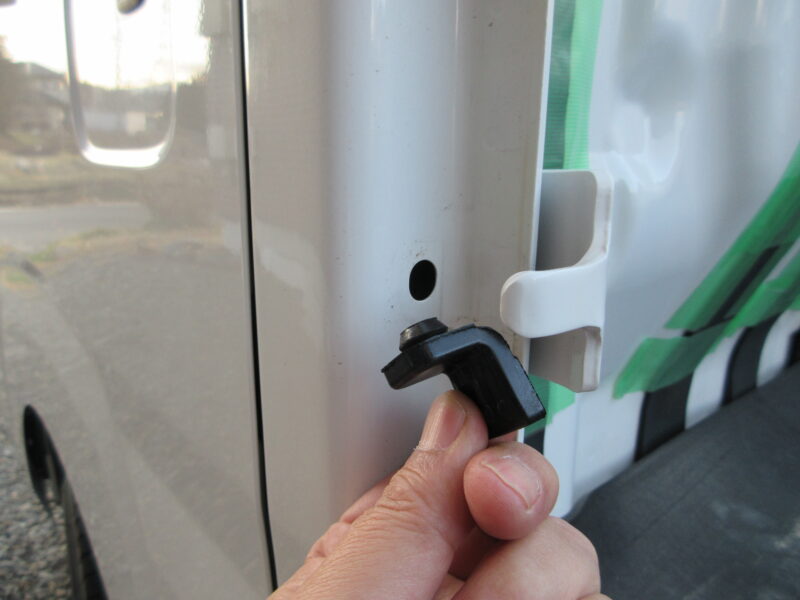 ダイハツ・ハイゼットトラックからカタカタと異音が発生するので、アオリゴムを取り外してみた画像