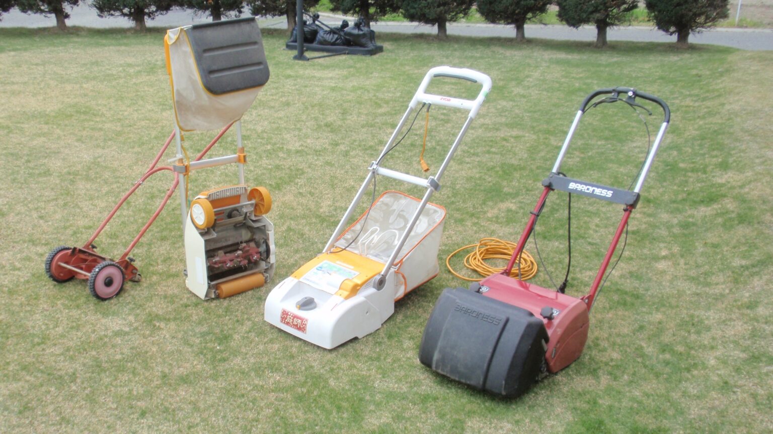 手動式と電動式のリール式芝刈り機の比較写真