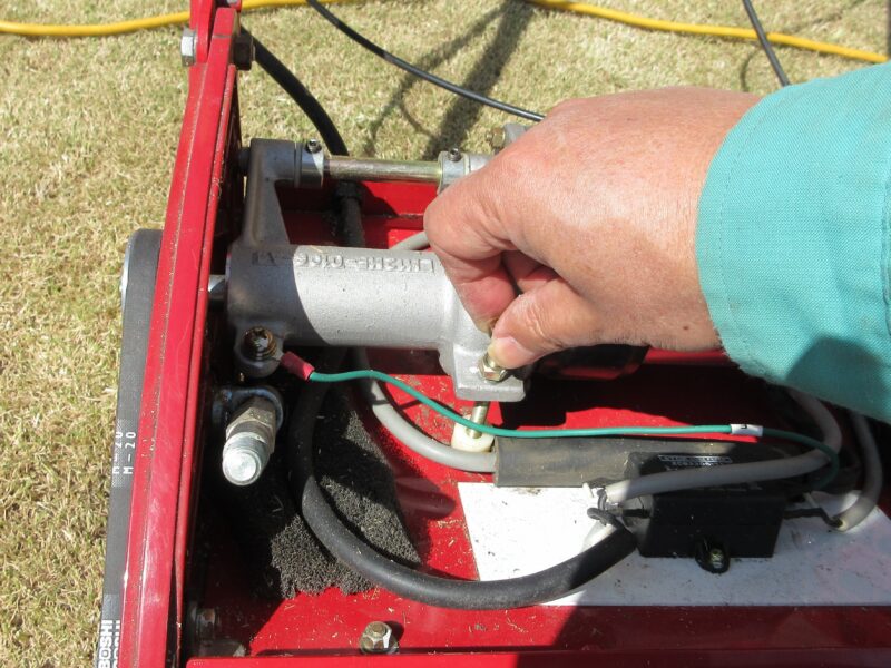 バロネスLM12MH Vベルト張り調整 調整ボルトを締める