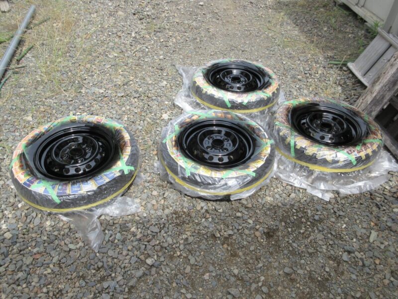 2回目のスプレー塗装が完了し綺麗な艶が出た鉄チンホイールの全体像