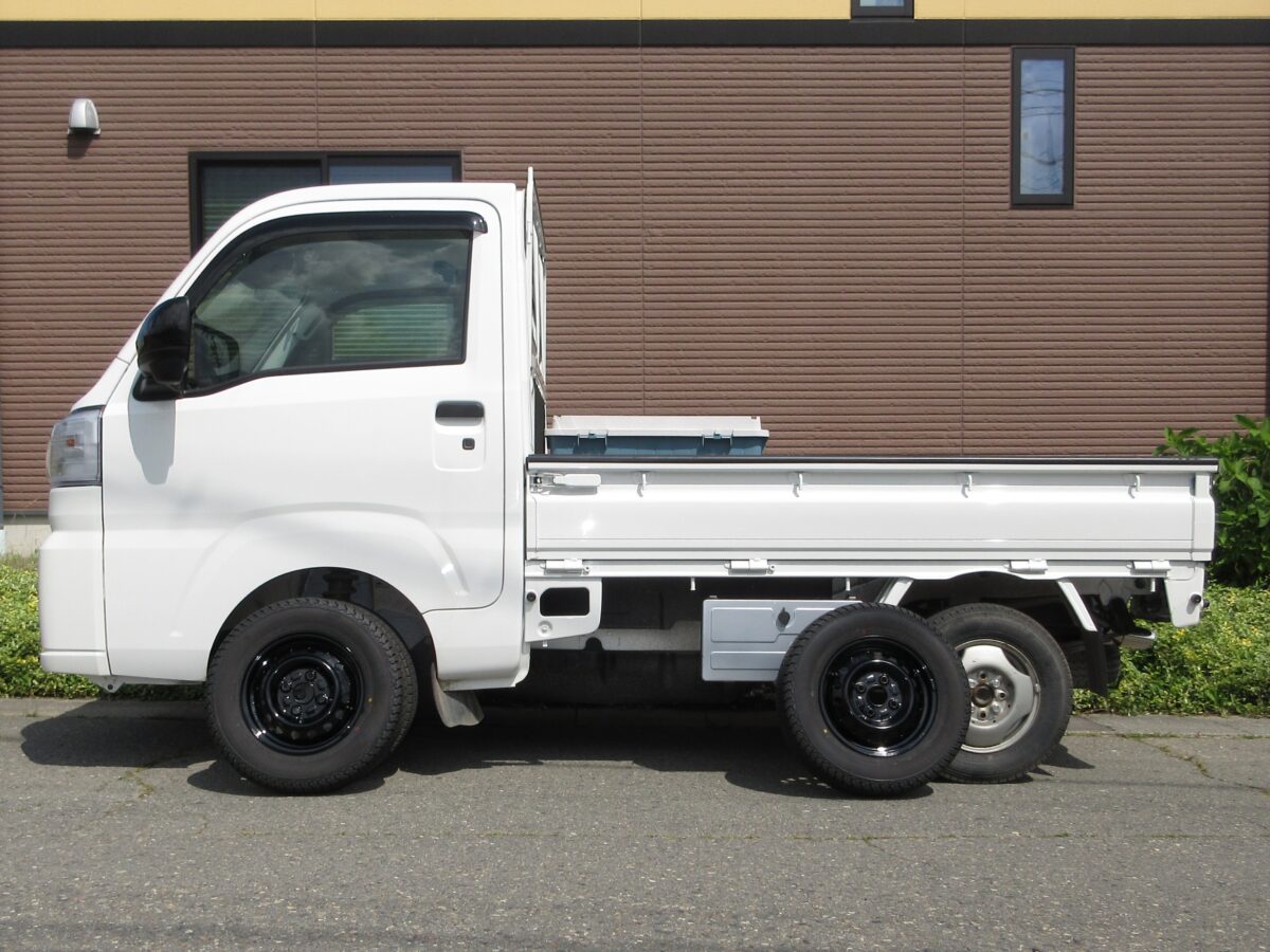 軽トラックの鉄チンホイールを黒スプレーで塗装した前後の比較（ビフォーアフター）