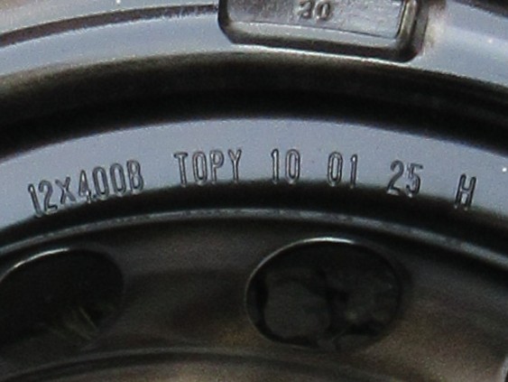 ダイハツ純正の12インチ鉄ホイールに刻印された、メーカー「TOPY」とサイズ表記「12×4.00 TOPY 10 01 25 H」の拡大写真。