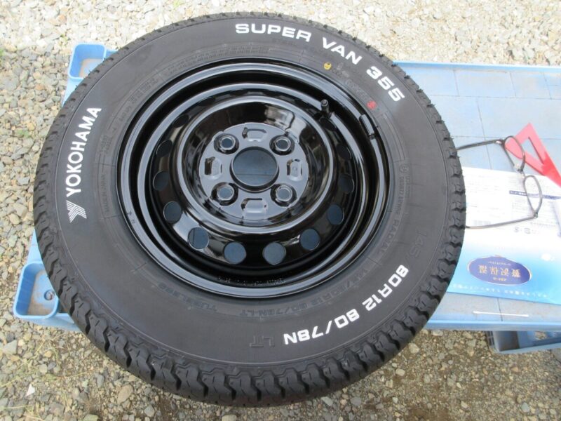 ハイゼットトラックのタイヤ側面をバランス良く120度間隔（3等分）でホワイトレター塗装