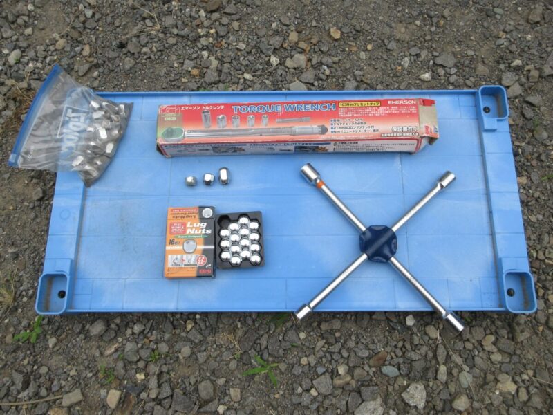 ダイハツ・ハイゼットトラックのメッキナット検証用に用意した、クロスレンチ、トルクレンチ、純正ナット、クラウン用ナット、購入したショートナットの集合写真。