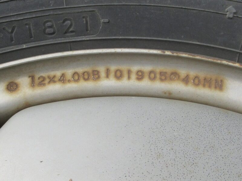 社外品鉄チンホイールのリブ部分に刻印された、サイズ表記「12×4.00B ⊕ 40 MN」の拡大写真。