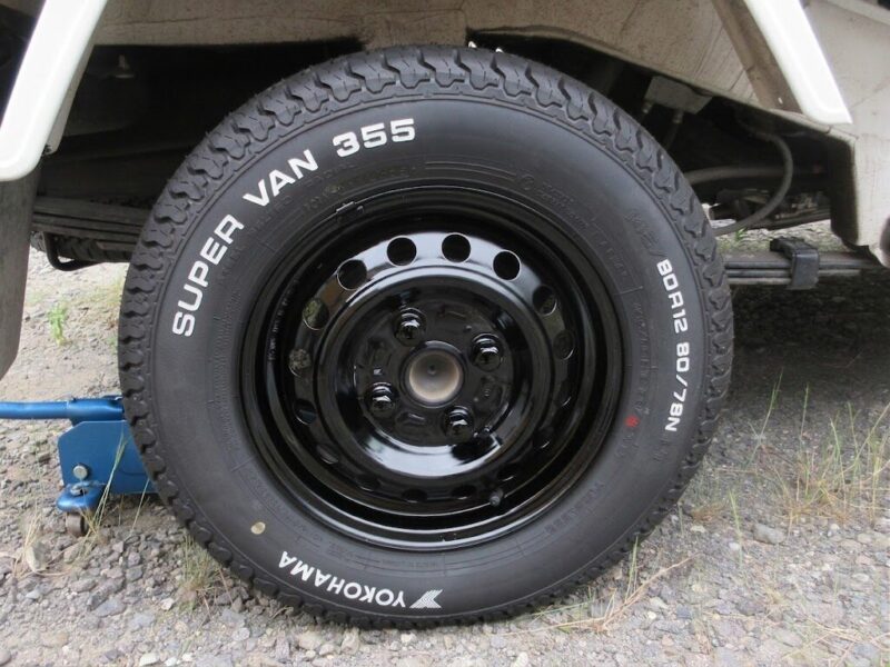 ハイゼットの黒塗装鉄ホイール、ホワイトレタータイヤに、黒色のショートタイプメッキ袋ナットと純正センターキャップを取り付けた場合のイメージ画像（画像加工）。