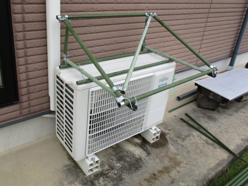 室外機に固定するための横棒を2本追加した日よけ骨組みの全体