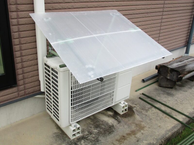 室外機の上に完成した骨組みと仮の天板プラダンを載せた設置イメージ