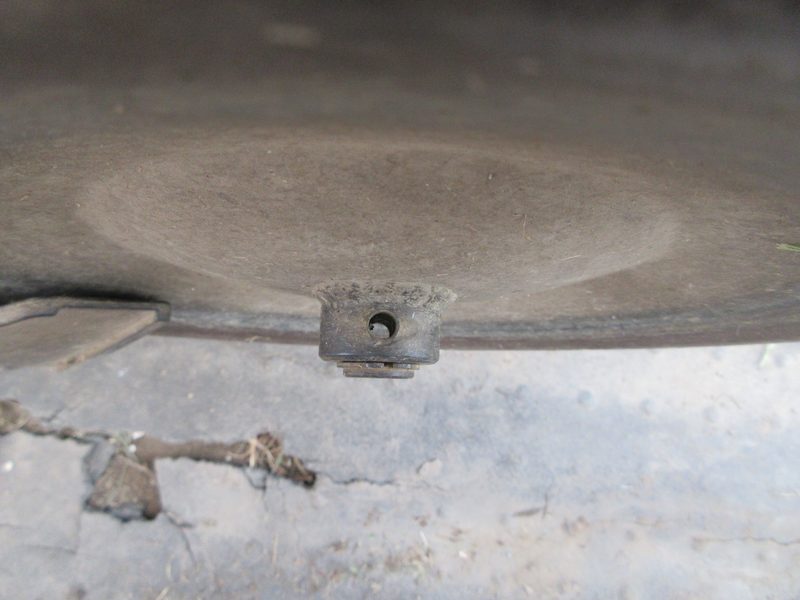 車輪を手で回して駆動ピンの穴位置を合わせる様子
